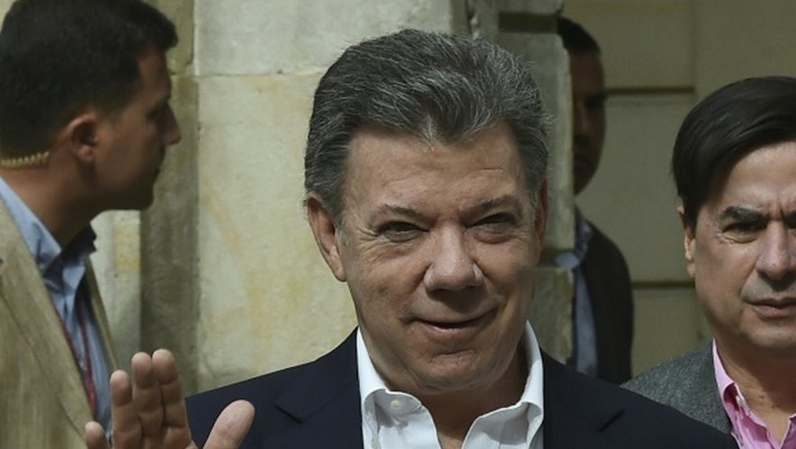 Le président colombien Juan Manuel Santos à la sortie d'un bureau de vote, le 25 octobre 2015 à Bogota, lors des élections régionales et municipales