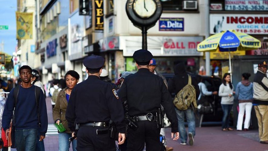 Des policiers en patrouille le 24 octobre 2014 dans le quartier dU Queens à New York où s'est produite l'attaque à la hachette
