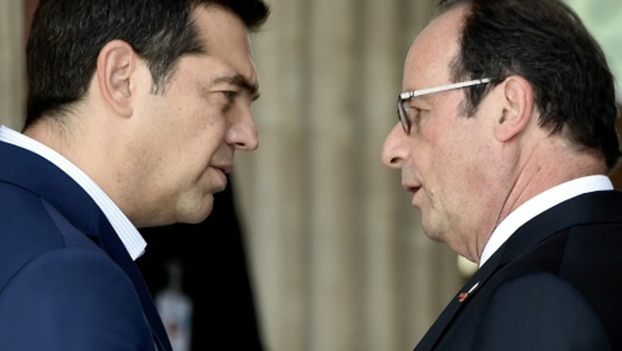 Le Premier ministre grec  Alexis Tsipras discute avec le président François Hollande le 9 septembre 2016 à Athènes