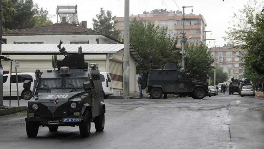 Un véhicule des forces spéciales de police lors d'une fusillade meurtrière avec des membres présumés de l'EI, le 26 octobre 2015 à Diyarbakir, en Turquie