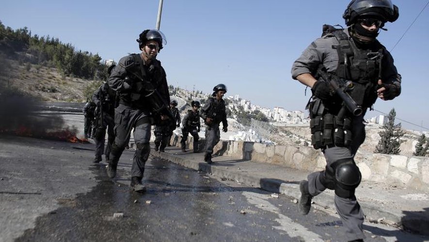 Des policiers israéliens en action lors d'affrontements avec des Palestiniens dans le quartier Issawiya (Jérusalem-Est), le 24 octobre 2014