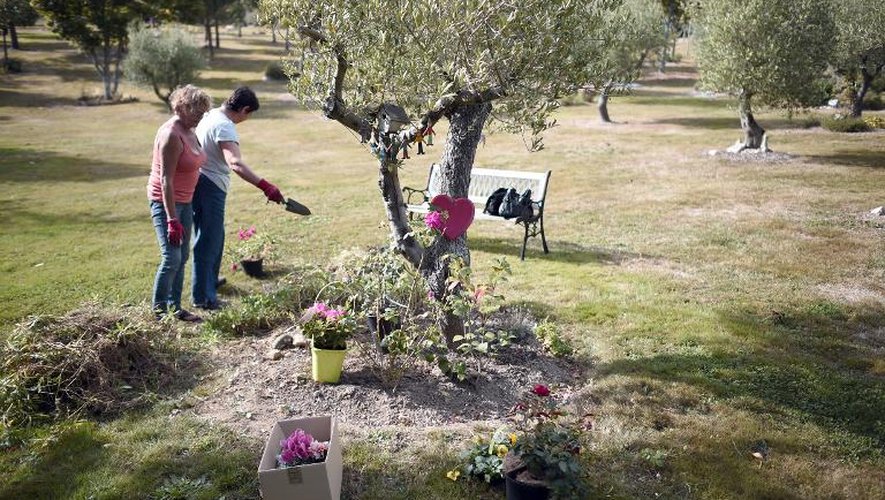 Des personnes entretiennent un "arbre de la mémoire", dans le parc cinéraire de Bono dans le Morbihan, le 25 septembre 2014