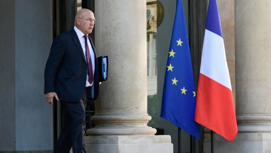 Le ministre des Finances Michel Sapin à la sortie du Conseil des ministres le 8 septembre 2016 à l'Elysée à Paris
