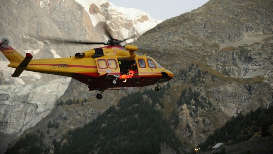 Un hélicoptère décolle le 9 septembre 2016 de Courmayeur, en route pour secourir les touristes bloqués dans les cabines d'un téléphérique dans le Mont-Blanc