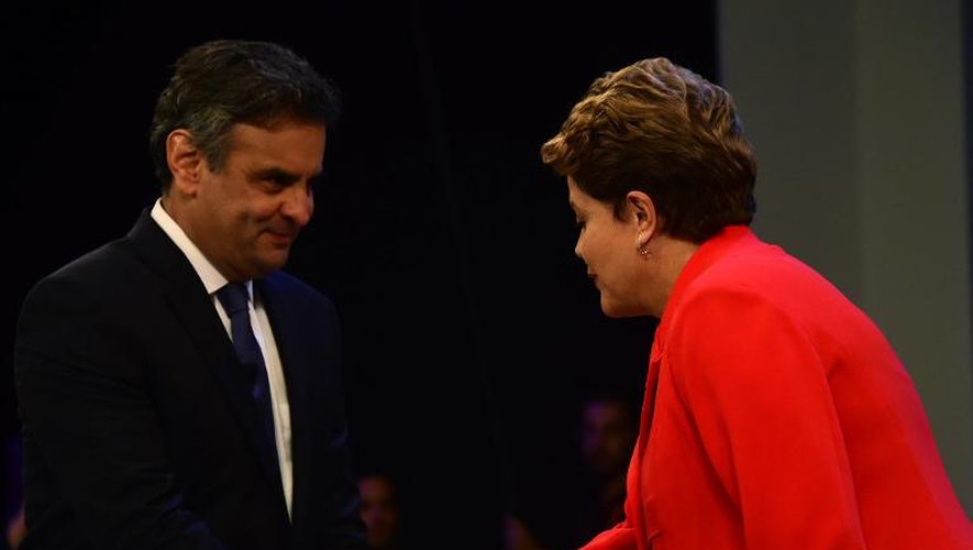 Dilma Rousseff présidente du Brésil serre la main de son adversaire du centre droit Aecio Neves, avant le débat télévisé, le 24 octobre 2014 à Rio de Janeiro