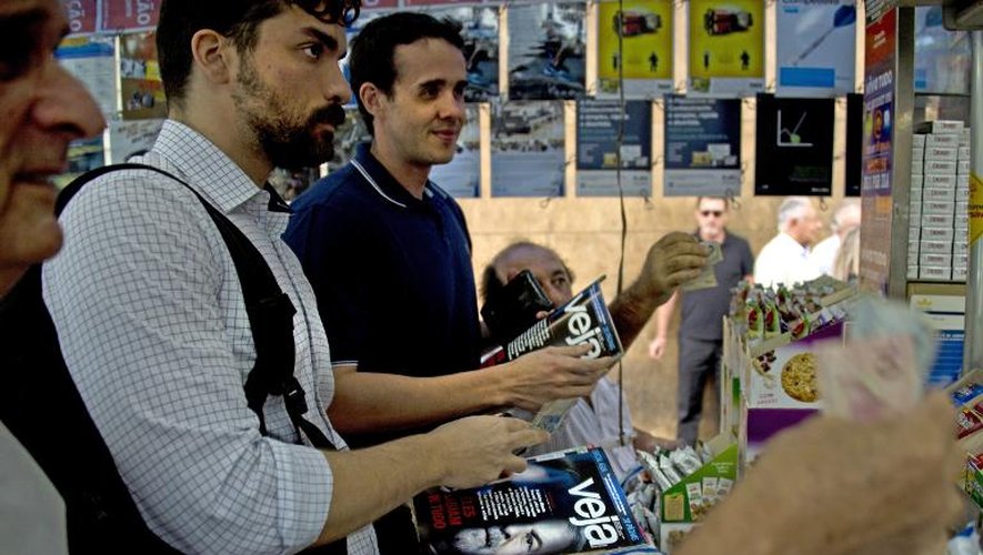 Des Brésiliens achètent à Rio de Janeiro le magazine Veja qui dénonce la corruption supposée du Parti des Travailleurs de la présidente Dilma Rousseff, le 24 octobre 2014 quelques jours avant l'élection présidentielle