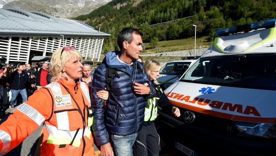 L'un des touristes bloqués dans les cabines d'un téléphérique  du massif du Mont-Blanc, à son arrivée le 9 septembre 2016 à Courmayeur