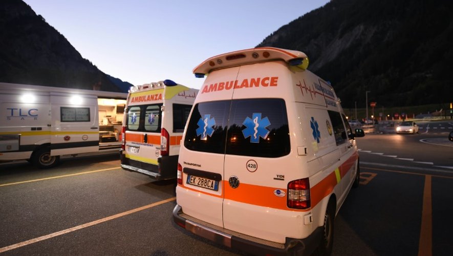 Des ambulances en attente le 9 septembre 2016 à Courmayeur, pour secourir les touristes bloqués dans les cabines d'un téléphérique dans le Mont-Blanc