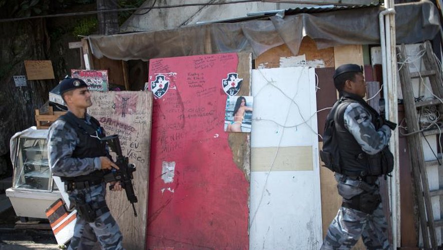 La police brésilienne patrouille dans une favela de Rio de Janeiro le 24 octobre 2014, deux jours avant l'élection présidentielle