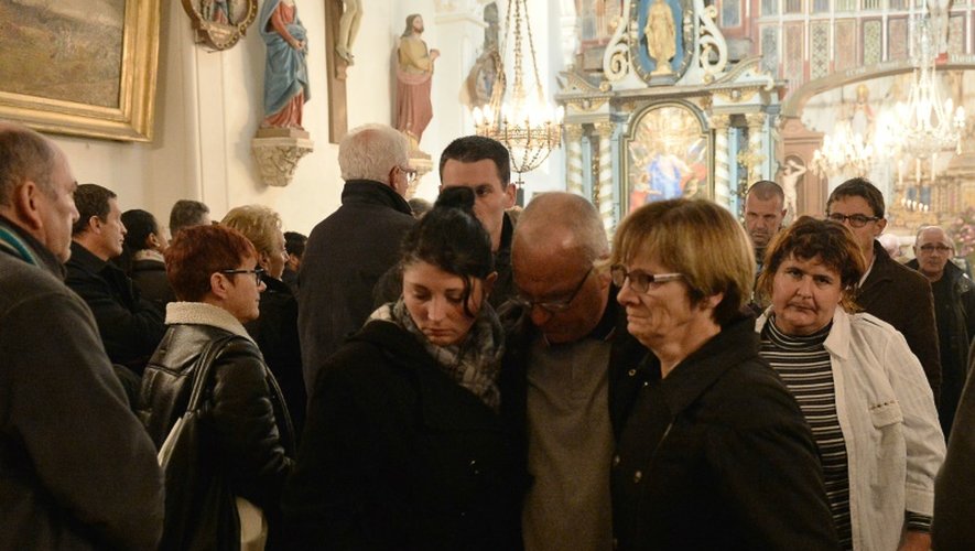 Stéphanie, l'épouse du chauffeur routier Cyril Aleixandre, et son père le 26 octobre 2015 lors de l'hommage rendu à 'église de Saint-Germain-de-Clairefeuille (Orne)