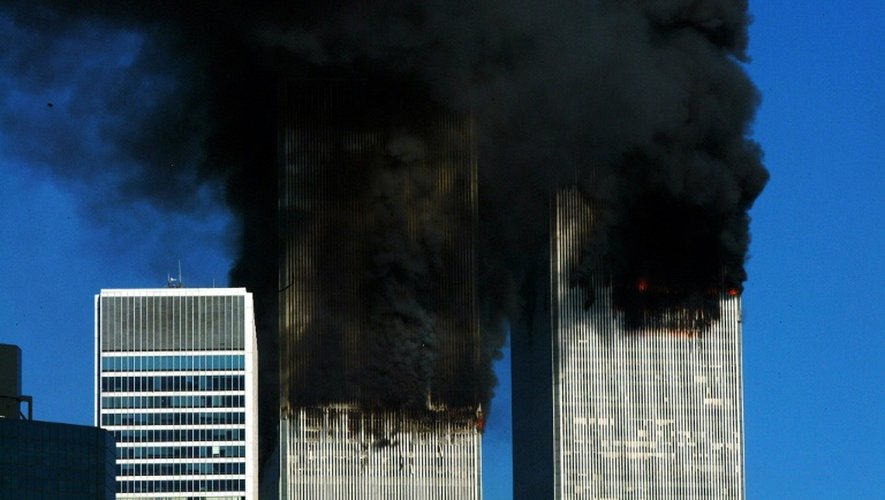 La fumée qui s'échappe des tours jumelles de New York, après les attentats le 11 septembre 2001
