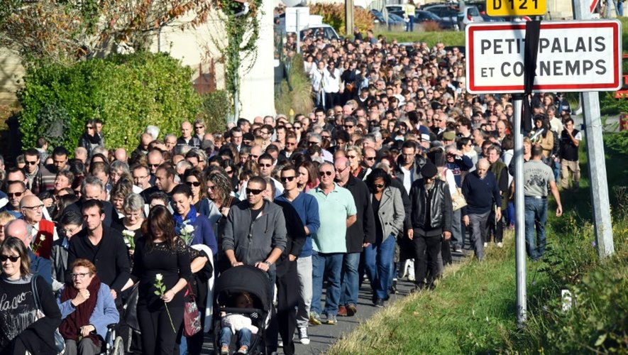 Marche silencieuse en hommage aux victimes de la collision de Puisseguin le 25 octobre 2015 à Petit-Palais et Cornemps