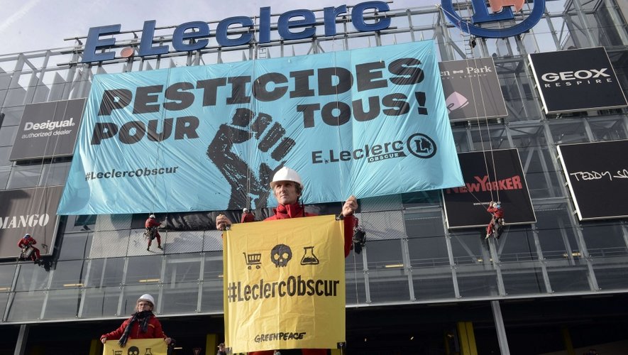 Samedi, l'organisation avait accroché une banderole de 200 m² sur un hyper des environs de Toulouse avec une parodie de slogan : "Pesticides pour tous".