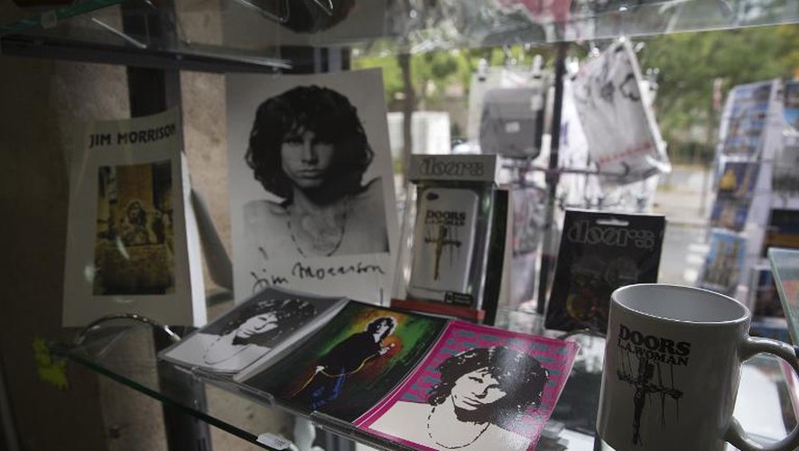 Des objets et photos relatifs à la vie de Jim Morrison, exposés dans une boutique de souvenirs, au Père Lachaise, le 16 octobre 2014