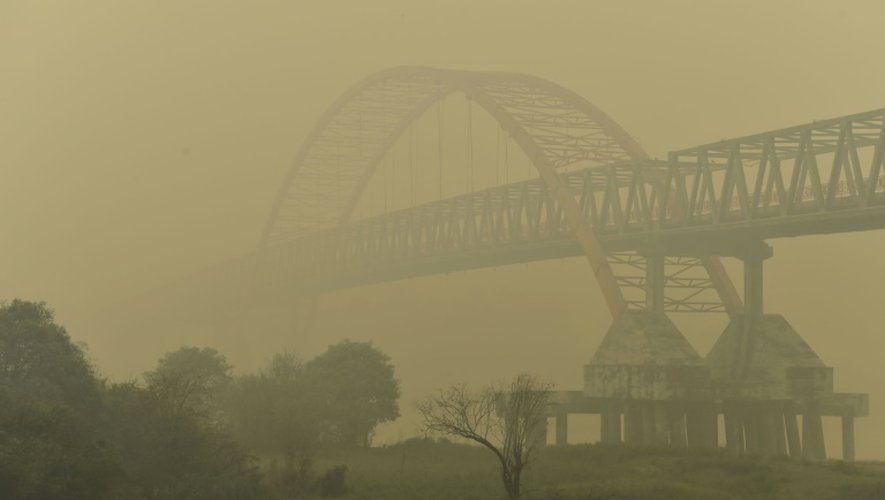 La silhouette du pont de la ville de Palangkaraya dans l'épaisse fumée jaune provoquée par les incendies de forêts, le 27 octobre 2015 en Indonésie