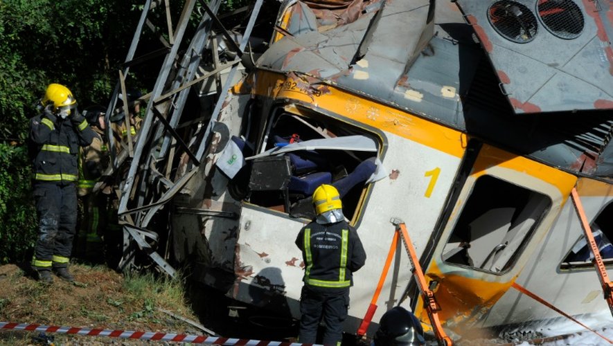 Pompiers et secouristes le 9 septembre 2016 à Porrino après le déraillement d'un train à O Porriño, dans le nord-ouest de l'Espagne