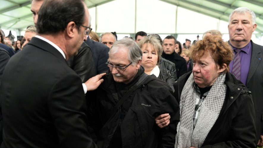 Le président François Hollande à la rencontre des familles de la collision de Puisseguin, lors de la cérémonie d'hommage le 27 octobre 2015 à Petit-Palais-et-Cornemps