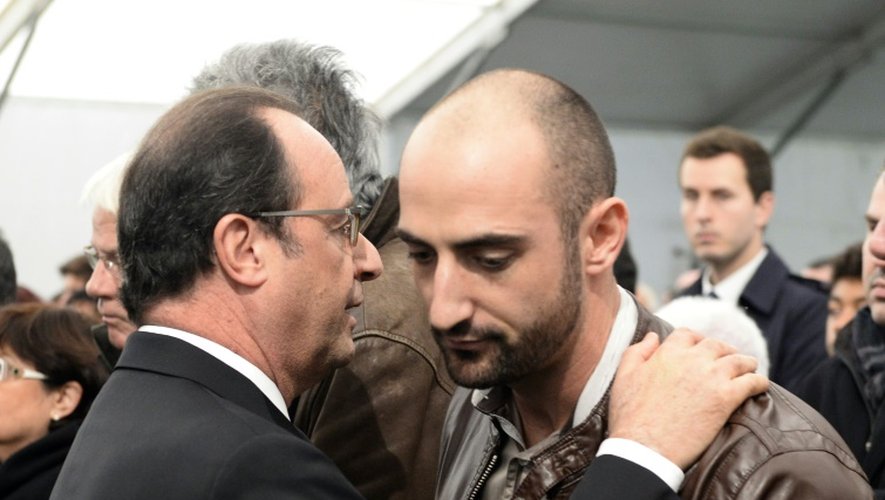 François Hollande avec un proche des victimes de la collision de Puisseguin, lors de la cérémonie d'hommage le 27 octobre 2015 à Petit-Palais-et-Cornemps