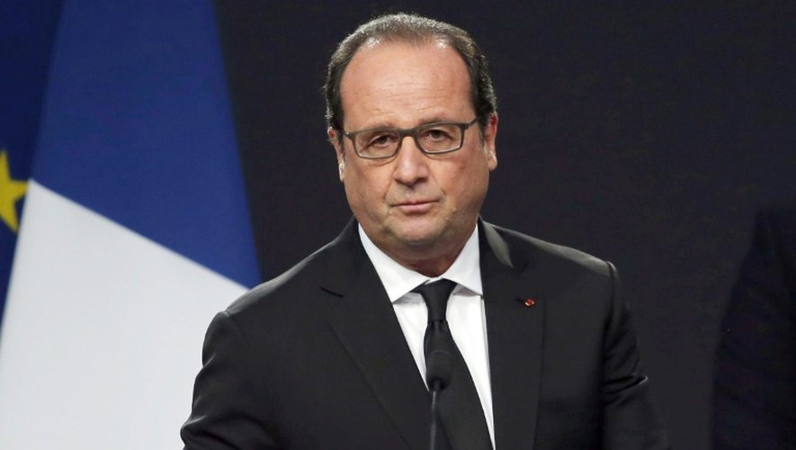 François Hollande lors de la cérémonie d'hommage le 27 octobre 2015 à Petit-Palais-et-Cornemps