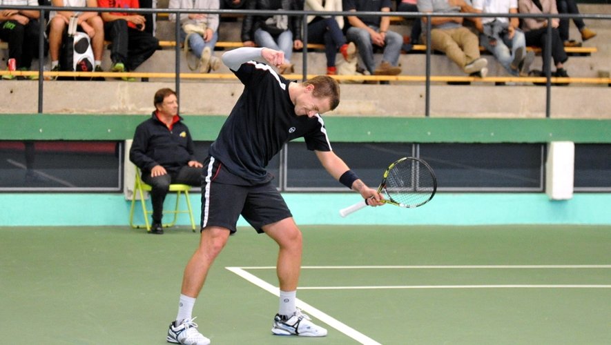 Tenant du titre, le Belge Maxime Authom remporte pour la deuxième année de rang les internationaux de tennis du Grand-Rodez face à l'Italien Adelchi Virgily.