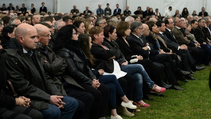 Les familles des victimes de la collision, lors de la cérémonie d'hommage le 27 octobre 2015 à Petit-Palais-et-Cornemps