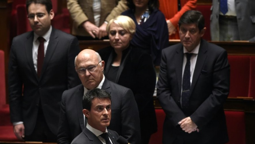 Le Premier ministre Manuel Valls (c) lors d'un hommage aux victimes de l'accident de car de Puisseguin, à l'Assemblée nationale à Paris le 27 octobre 2015