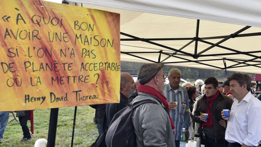Le candidat du Front de Gauche à l'élection présidentielle de 2012, Jean-Luc Mélenchon, a dénoncé samedi un "défaut de dialogue".