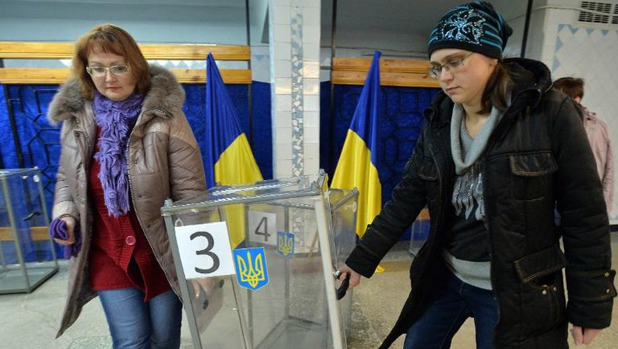 Installation d'une urne dans un bureau de vote le 25 octobre 2014 à Kramatorsk dans l'est de l'Ukraine