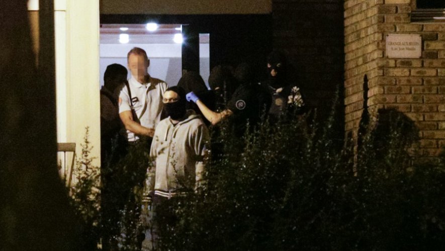 Une femme, la tête recouverte d'une couverture, est emmenée   par les policiers le 8 septembre 2016 à Boussy-Saint-Antoine