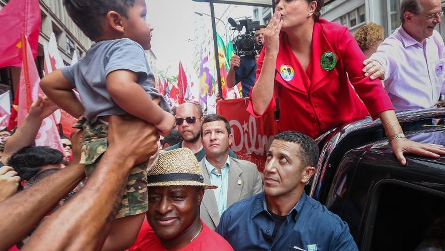 La présidente sortante Dilma Rousseff en campagne le 25 octobre 2014 à Rio Grande