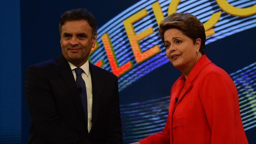 Les candidats à l'élection présidentielle brésilienne Aecio Neves et Dilma Rousseff lors d'un débat télévisé le 24 octobre 2014 à Rio de Janeiro