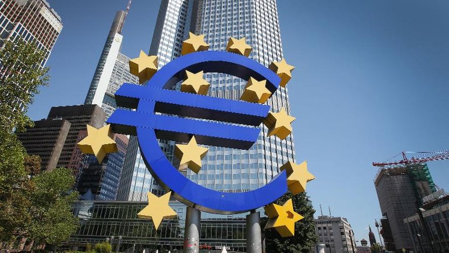 Le logo de l'euro devant la BCE le 6 juin 2013 à Francfort