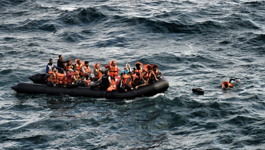 Des migrants partis de Turquie, tentent de rejoindre sur une embarcation l'île grecque de Lesbos, le 30 septembre 2015, en traversant la mer Egée