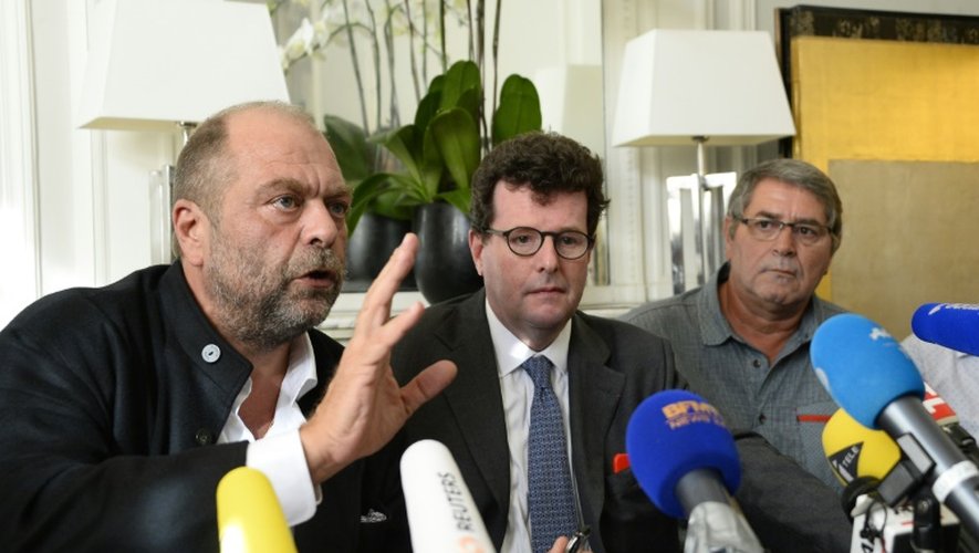 Le pilote français Pascal Fauret (d) avec ses avocats Jean Reinhart (c) et Eric Dupond-Moretti, lors d'une conférence de presse à Paris le 27 octobre 2015