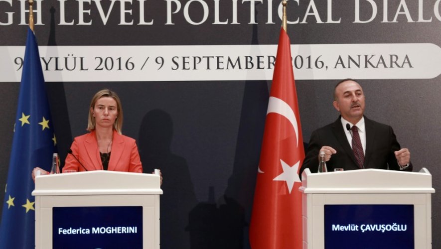 La chef de la diplomatie européenne Federica Mogherini (G) et le ministre turc des Affaires étrangères Mevlut Cavusoglu, le 9 septembre 2016 à Ankara