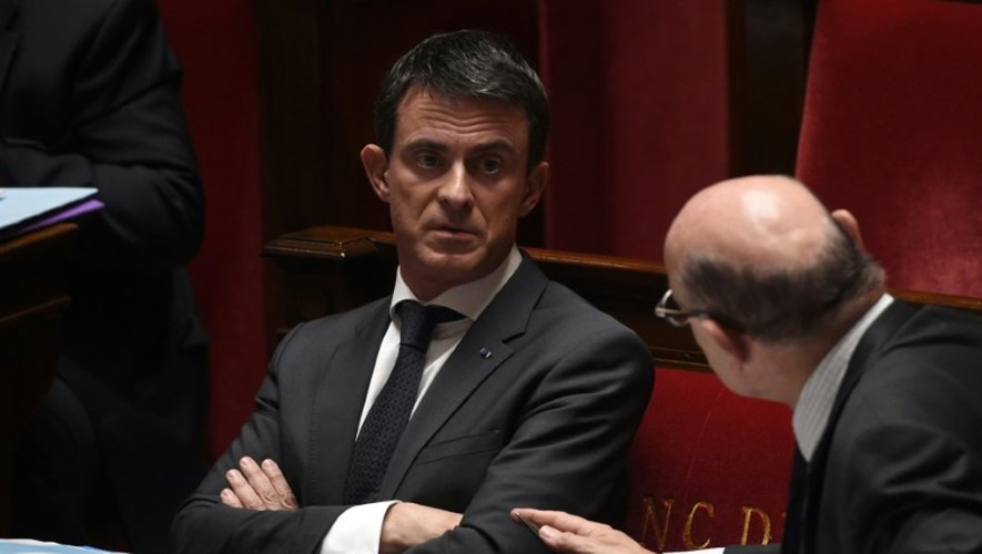Le Premier ministre Manuel Valls (g) à l'Assemblée nationale à Paris, le 27 octobre 2015
