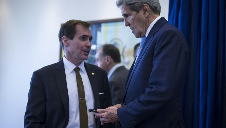 Le porte-parole de la diplomatie américaine, John Kirby, (g) et le secrétaire d'Etat John Kerry (d) à l'aéroport d'Amman en Jordanie, le 24 octobre 2015