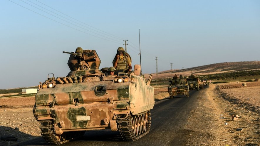 Des chars turcs aux abords de la ville syrienne frontalière avec la Turquie de Jarabulus, le 2 septembre 2016