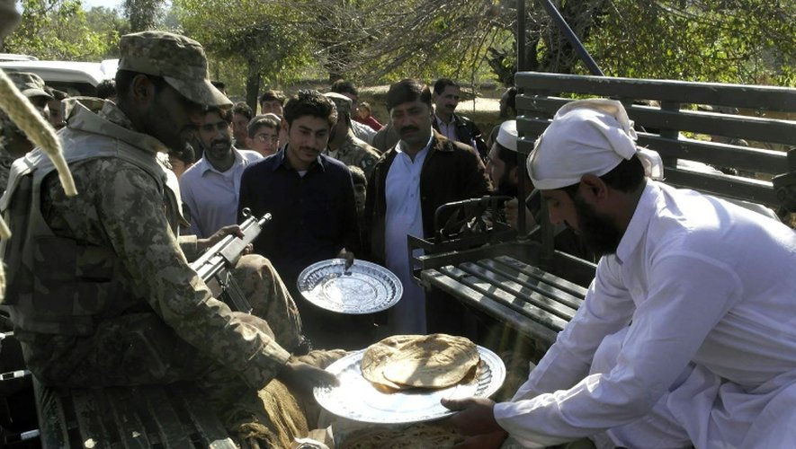 Distribution de nourriture aux rescapés d'un puissant séisme, le 27 octobre 2015 à Lower Dir, au Pakistan
