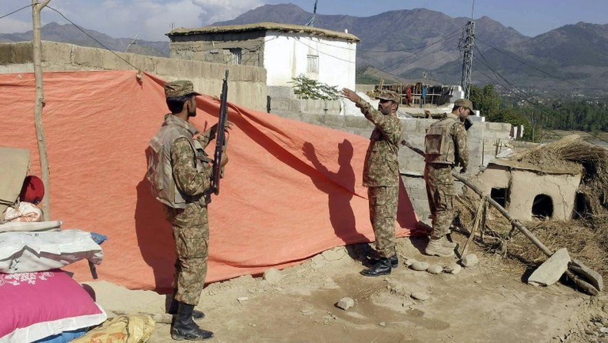 Des soldats installent des tentes pour les rescapés d'un puissant séisme, le 27 octobre 2015 à Lower Dir, au Pakistan