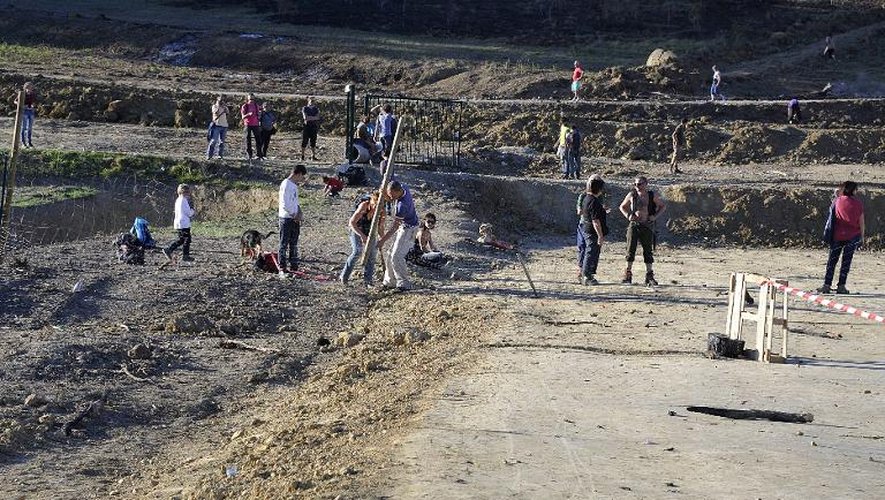 Une tache de sang (en bas à gauche) sur le site du barrage de Sivens, où un jeune opposant a été retrouvé mort, le 26 octobre 2014