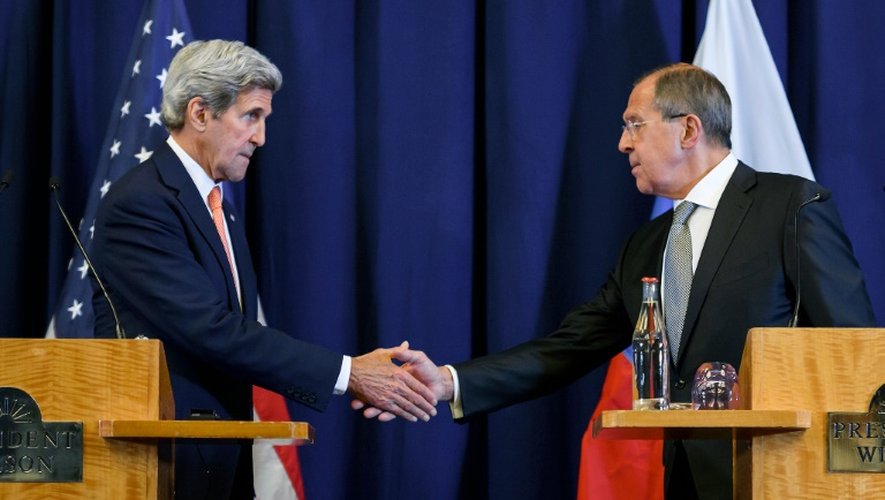 Le secrétaire d'Etat américain John Kerry (g) et le ministre russe des Affaires étrangères Sergueï Lavrov, se serrent la main à l'issue d'une conférence de presse sur le conflit syrien, le 9 septembre 2016 à Genève