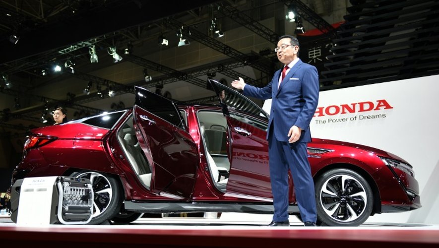 Le PDG de Honda, Takahiro Hachigo, présente la "Clarity Fuel Cell", le 28 octobre 2015 au salon de l'automobile de Tokyo, au Japon