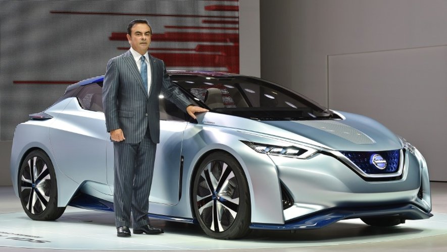 Le PDG de Nissan, Carlos Ghosn présente le nouveau concept de véhicule dit "Nissan Intelligent Driving" (IDS), le 28 octobre 2015 au salon de l'automobile de Tokyo, au Japon