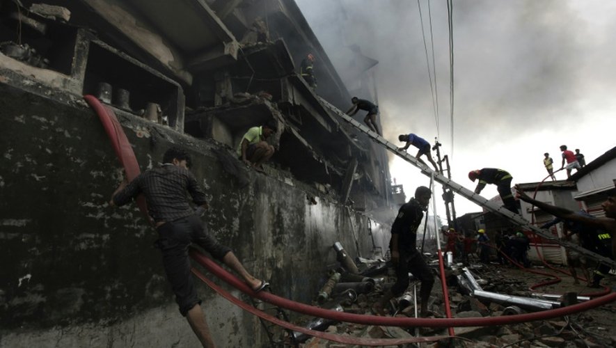 Des pompiers sur le site de l'explosion d'une usine à Tongi au nord de Dacca, au Bangladesh, le 10 septembre 2016