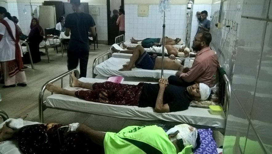 Des blessés dans l'incendie d'une usine d'emballages à Tongi, sont soignés dans un hôpital de Dacca, le 10 septembre 2016 au Bangladesh