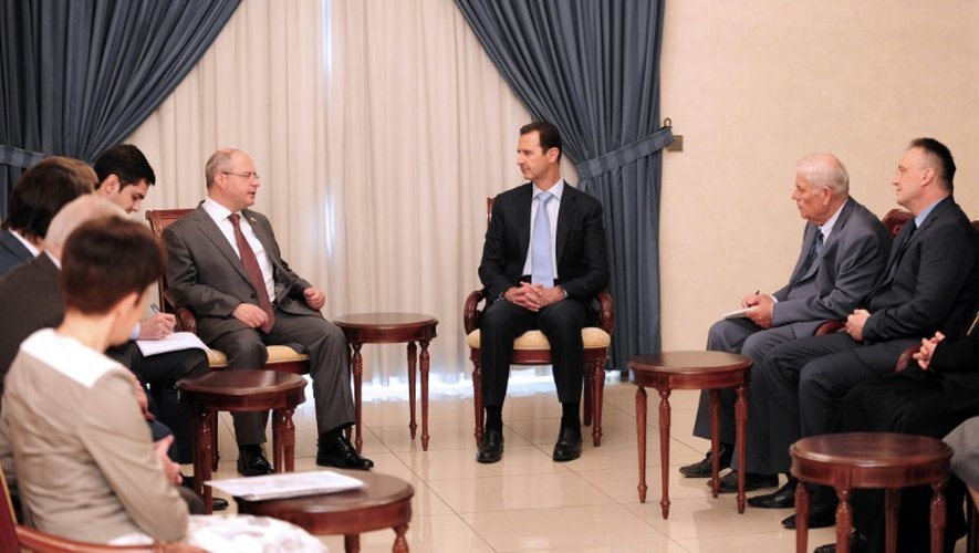 Le président syrien Bachar al-Assad (c) reçoit une délégation de députés et responsables russes, le 25 octobre 2015 à Damas