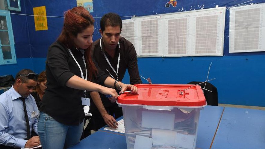 Ouverture des urnes électorales pour le décompte des bulletins de vote, en présence d'observateurs, le 26 octobre 2014 à Tunis