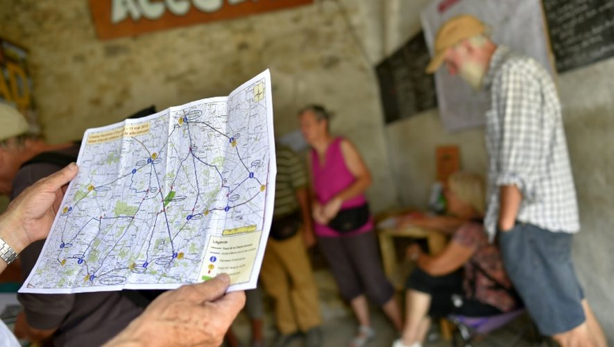 Un visiteur regarde le plan de la "Zad" de Notre-Dame-des-Landes au point "Accueil Info", le 9 septembre 2016