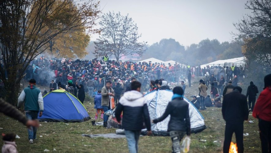 Des migrants et réfugiés attendent à la frontière entre la Slovénie et l'Autriche, le 27 octobre 2015 à Sentilj, en Slovénie